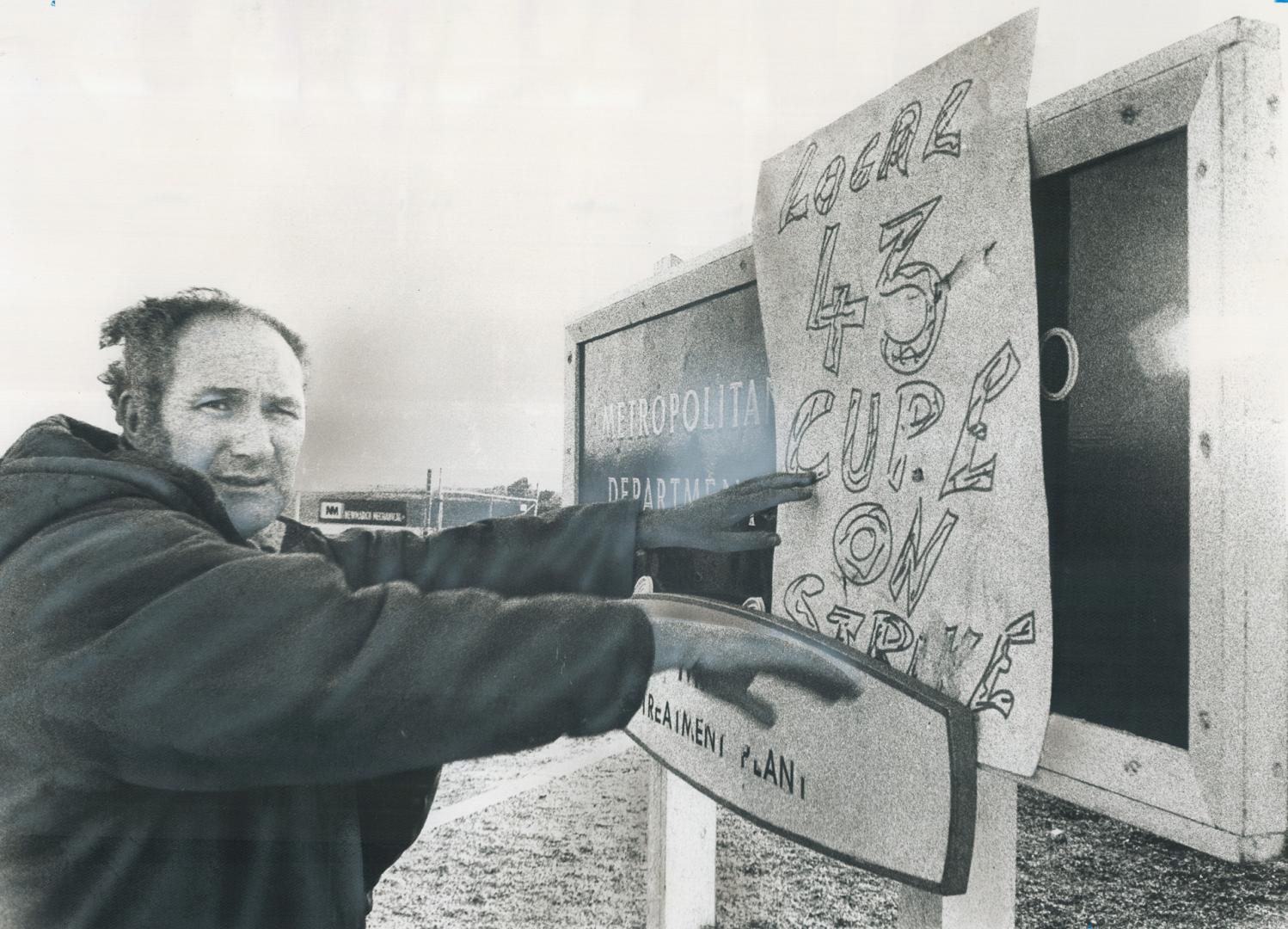 A member of Local 43, Canadian Union of Public Employees, puts up a strike sign at the Ashbridge's Bay sewage treatment plant today as 2,000 of the ci(...)