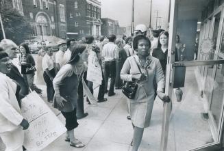 Shouting scabs, strikers jeer at persons entering Toronto Western Hospital yesterday