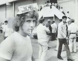 Defiant TTC strikers leave a union meeting yesterday in a Scarborough curling rink at which they voted to hold a secret ballot tomorrow on whether to (...)