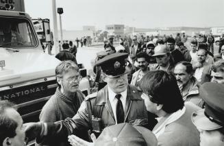 Truckers and pickets square off, A police officer intervenes yesterday between strikers and truckers at the Ontario Food Terminal. Truckers who were f(...)