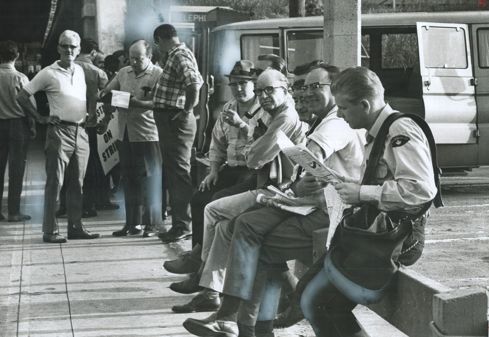 Checking off the names of postal workers manning the picket line outside the main post office building in Toronto today, union shop steward Clark Robi(...)