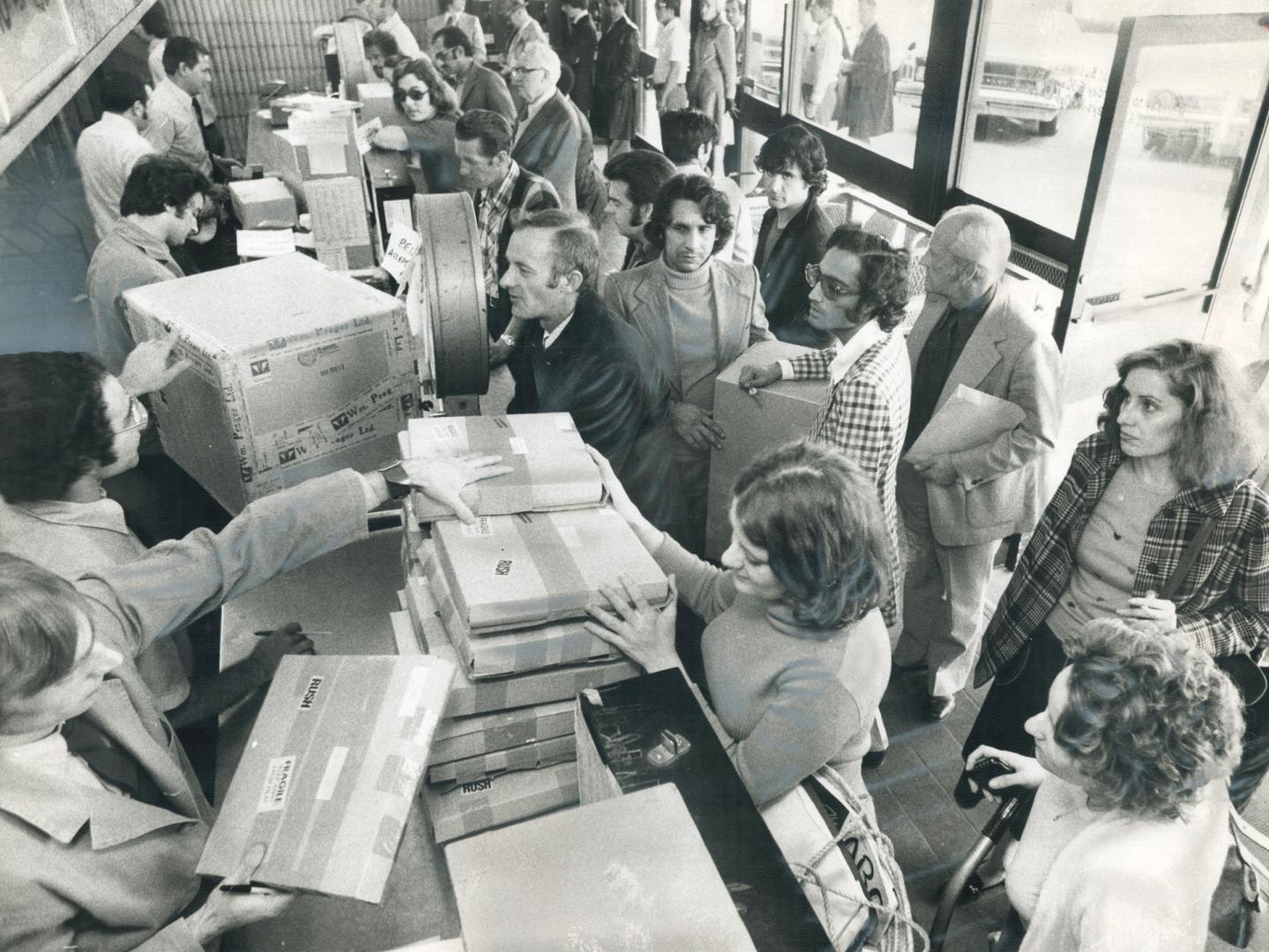 Mail strike jams bus express office, Long line-ups developed yesterday at the Colonial Coach-Gray Coach parcel station as people sent out envelopes an(...)