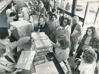 Mail strike jams bus express office, Long line-ups developed yesterday at the Colonial Coach-Gray Coach parcel station as people sent out envelopes an(...)