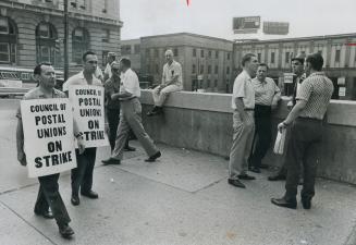 No more strikes by postal workers, such as the 22-day one (above) which ended in August, or by other public employees, should be allowed, Royal Commis(...)