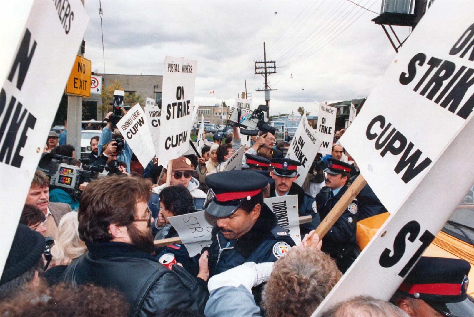 Fewer strikes? The Canadian Labor Relations Board ordered merger in the hope that a mega-union would make Canada Post less vulnerable to strikes like (...)