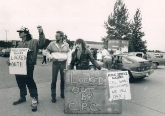 Shouting and waving defiantly, postal mechanics demonstrate today in front of Canada's largest postal sorting station, the Gateway plant in Mississaug(...)