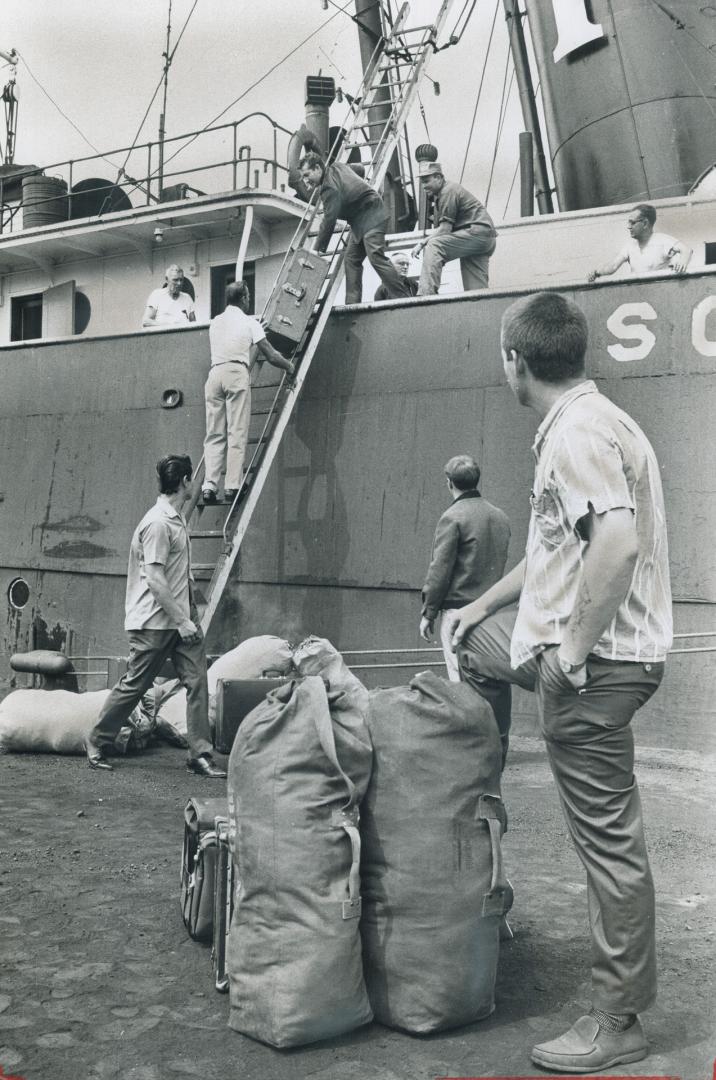 Abandon ship call came this afternoon when the Seafarers International Union seamen went on strike in their bid for a 40-hour week. These crewmen walk(...)