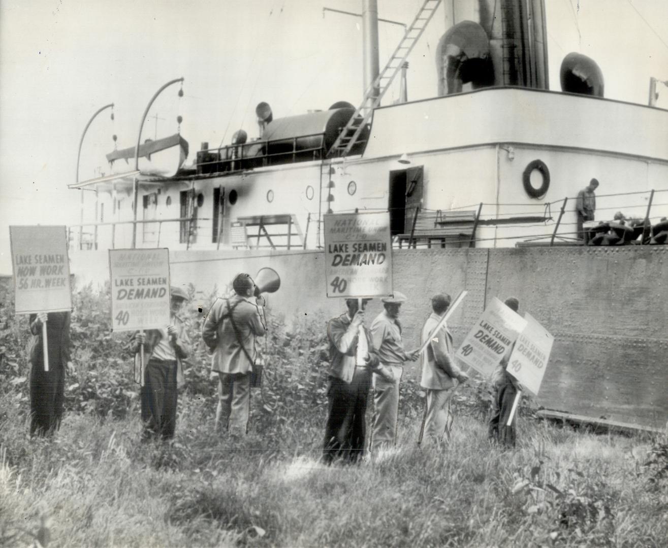 Shipping Strike on the Great Lakes has tied up 40 ships and 1,120 seamen have walked out, according to estimates by the National Maritime Union. Here,(...)