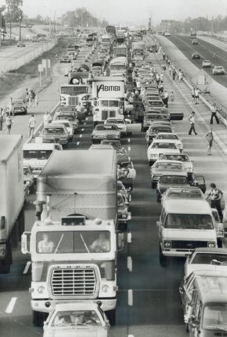 5-mile traffic jam on Qew, It took police more than four hours to clear traffic on westbound lanes of Queen Elizabeth Way near Bronte last evening aft(...)