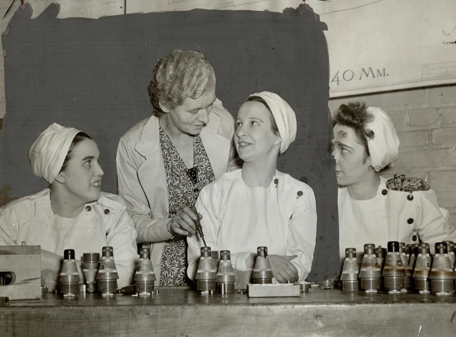 Women learn to fill the shells for their soldiers, Wives, mothers and grandmothers of active service men are wartime schoolgirls at classes in shell-f(...)