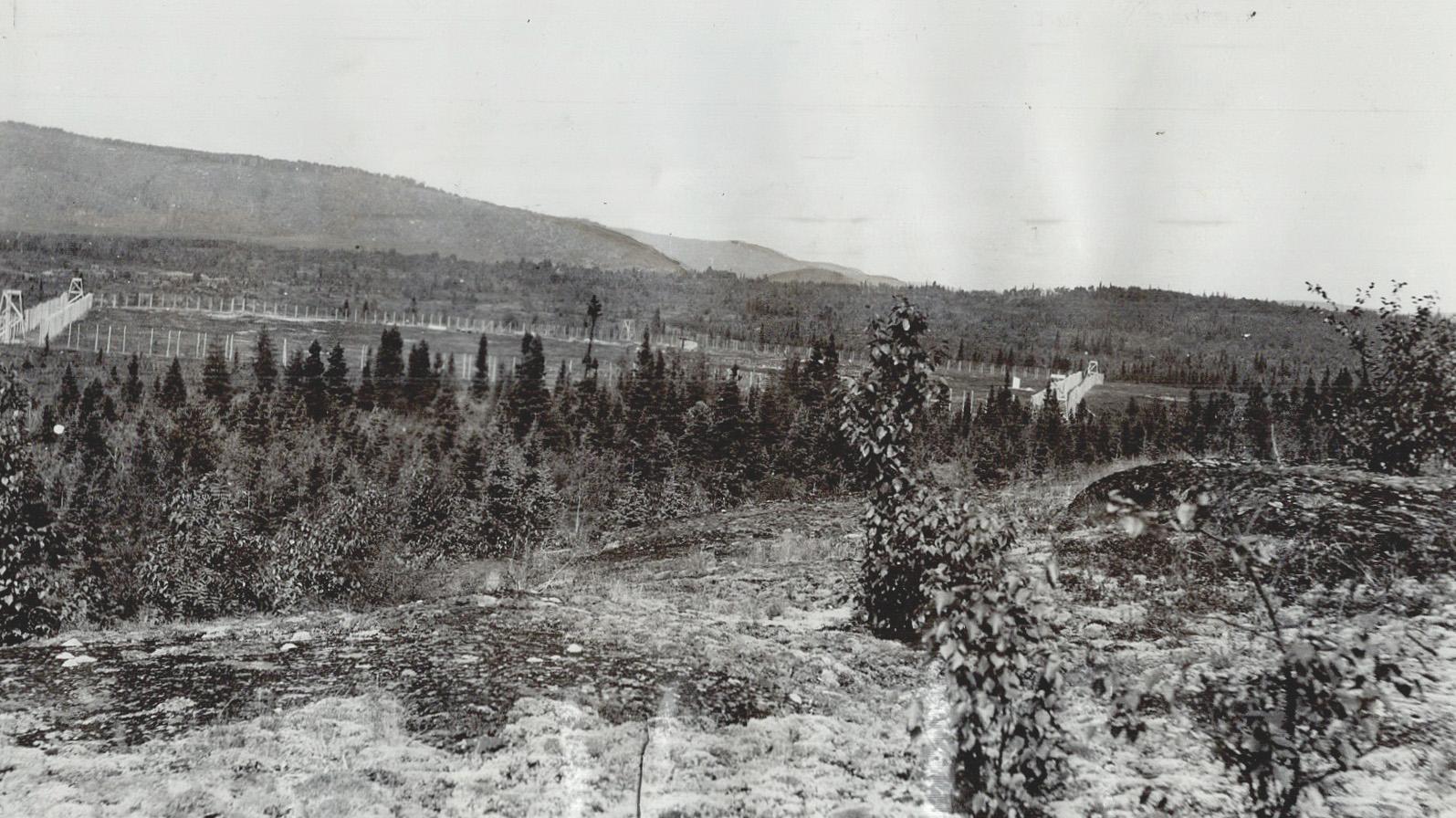 Fugitive German Fliers must free through rocky, bush, barbed wire fences surround the camp on the north shore of Lake Superior from which 28 Germans e(...)