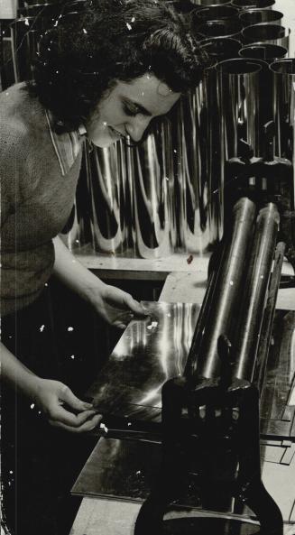 Canadian Women help make war equipment