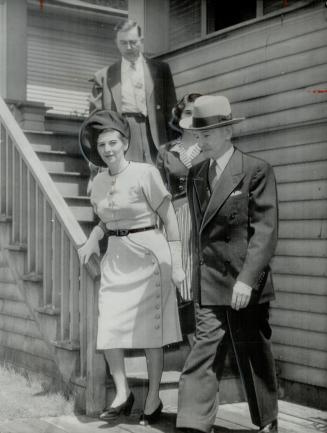 Mr. and Mrs. Kennedy (foreground) and niece, Seattle, July 3-(AP)-Mrs. Herbert Kennedy, wife of the government's star witness in the espionage conspir(...)