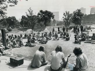 Tent city dwellers voted today not to move from the University of Toronto campus to the site of the old Mercer reformatory until they get enough money(...)