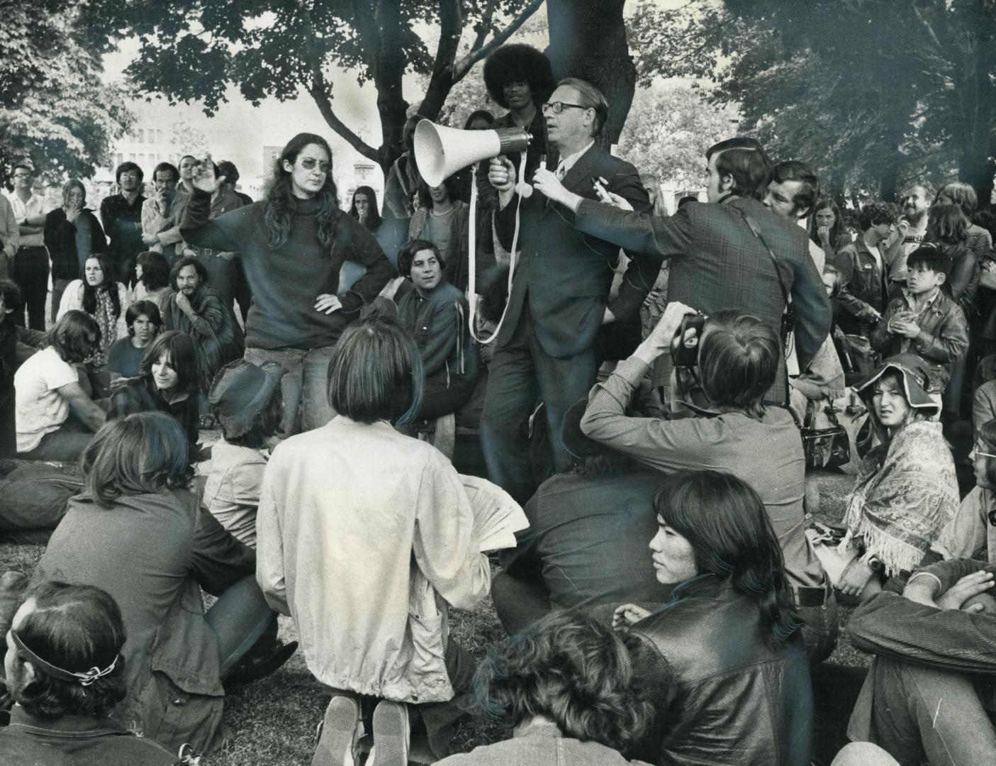 Young people who were evicted yesterday from tents on the University of Toronto campus listen to Ontario Liberal Robert Nixon at Queen's Park where th(...)