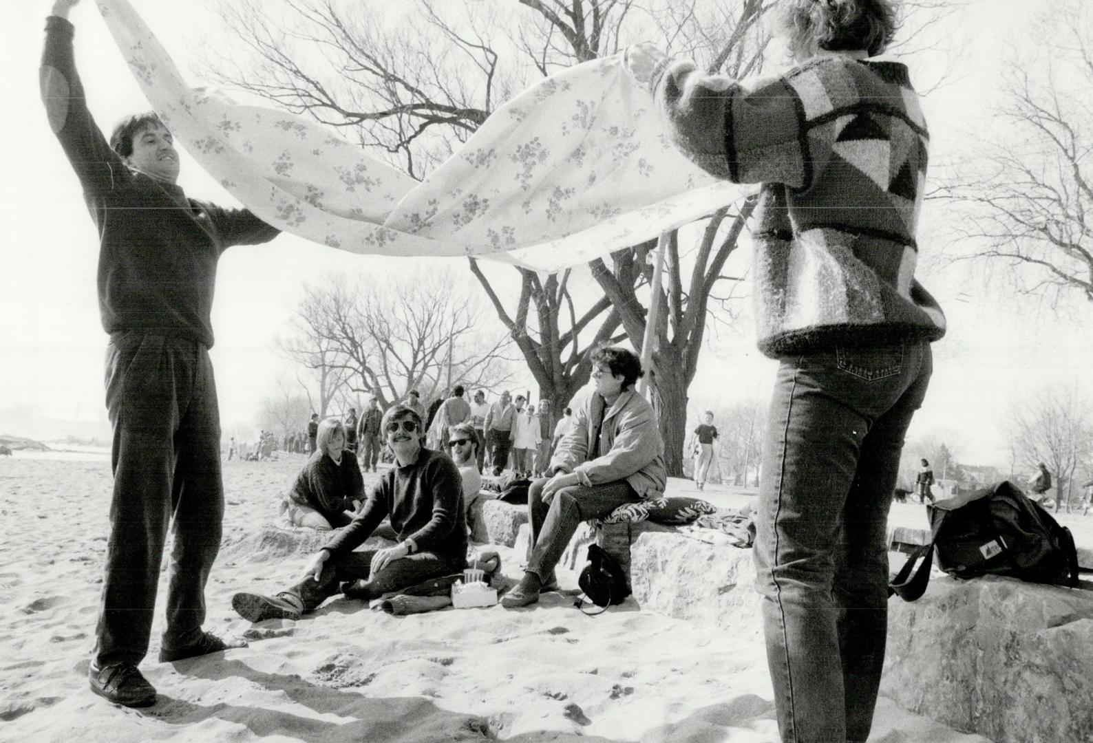 Winter takes its march break, Janie Bennett, left, and Leslie Gash prepare for a picnic at Beaches Park as others also enjoy yesterday's near-record h(...)