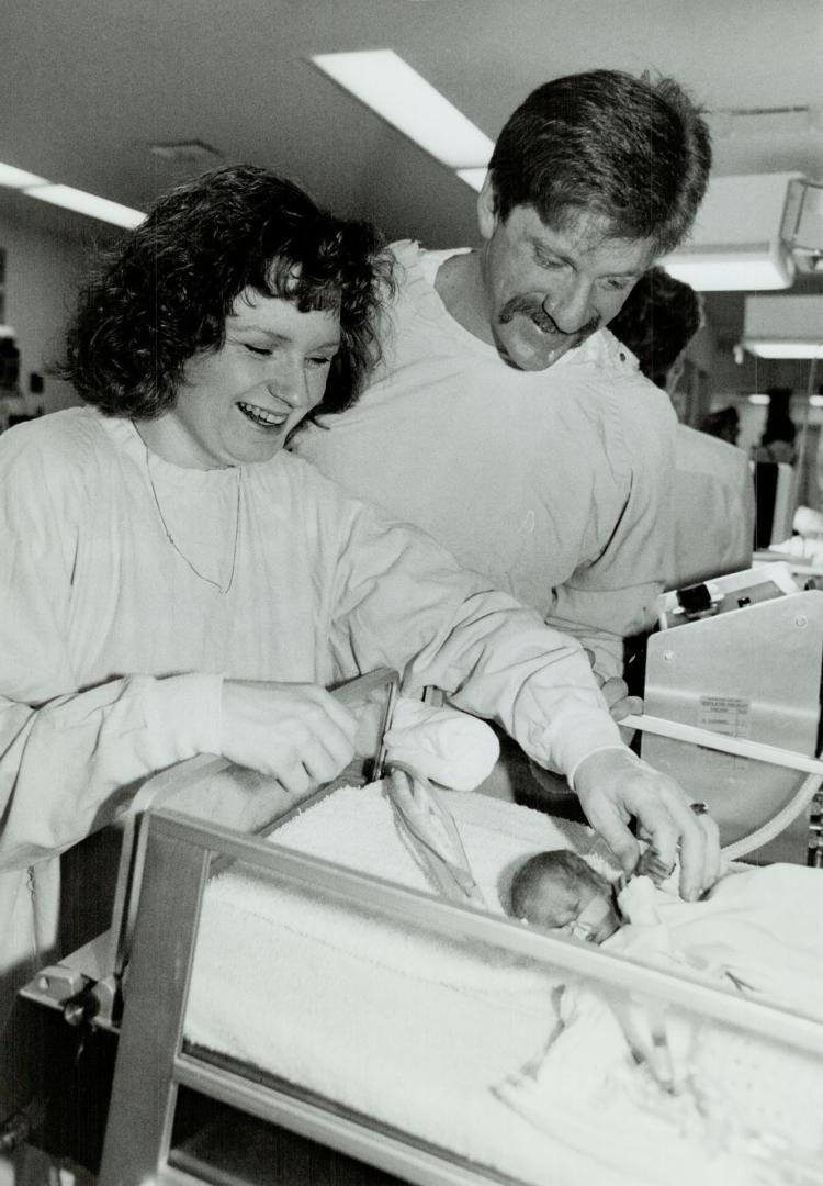 Five bundles of joy, Karen and Tom Neilson of Thunder Bay visit with Nicole Leigh, one of two girls and three boys born to them on Tuesday in Hamilton(...)