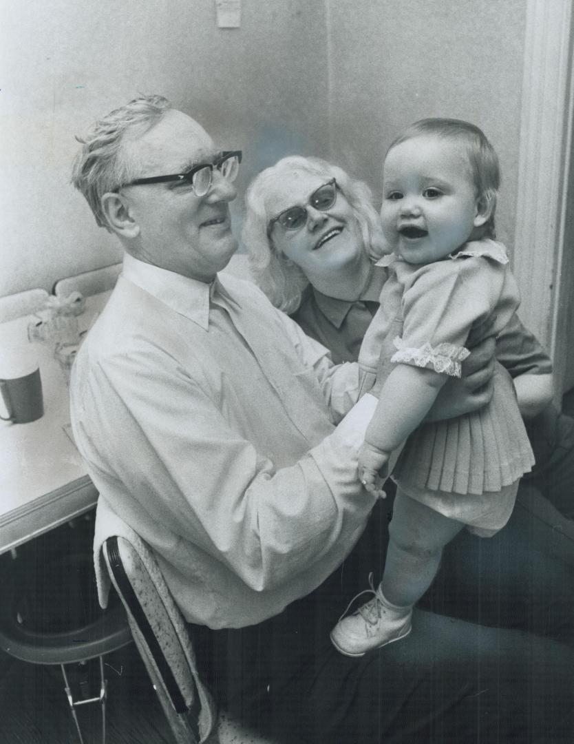 Blind since birth, 56-year-old piano tuner Frank Leftley can now see his wife, Betty, and 1--months-old daughter, Kimberly, for the first time because(...)