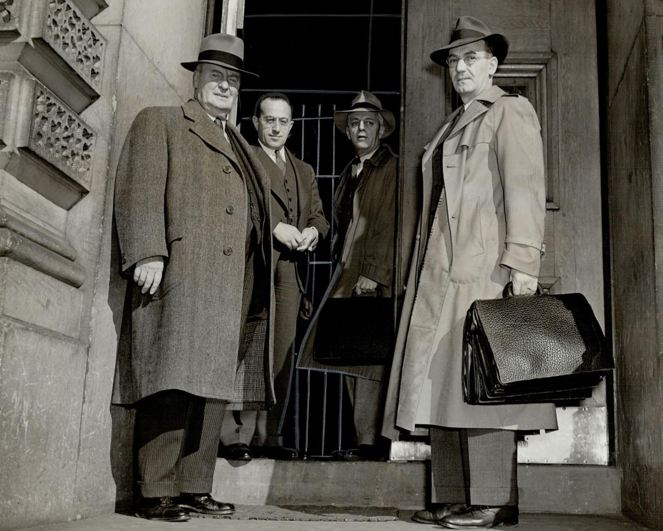 Commission open hearing on interned communists, Secretary of the Communist party in Canada (left), and 12 other leaders met in the law office of J. L.(...)