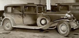 Lavelling radio station built into the body of this old model car (1), which police have zed, was a radio transmitting station capable of transmitting(...)