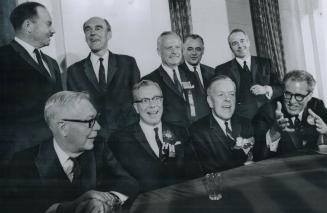 The conservative contenders, all nine in the running so far, gather for a family portrait after facing convention delegates for the first time last ni(...)