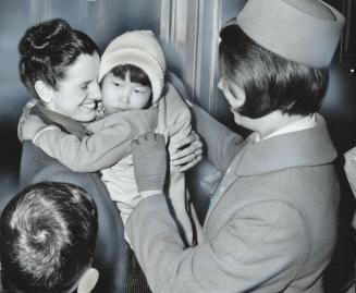 A Korean orphan arrives 'Home', Weary from her flight almost half way around the world, Korean orphan Young Soon Choi, 6, is handed over to her new mo(...)