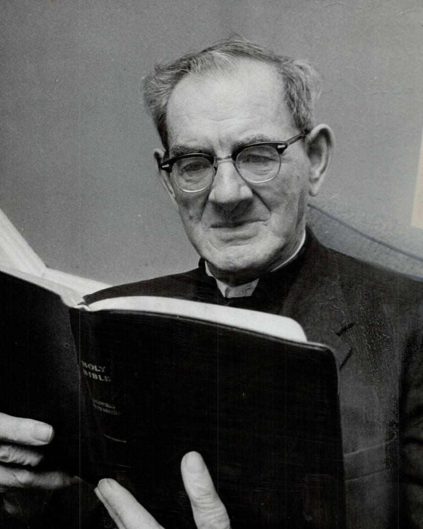 Rev. Leslie Grove, 76, Reading his Bible for the 104th time