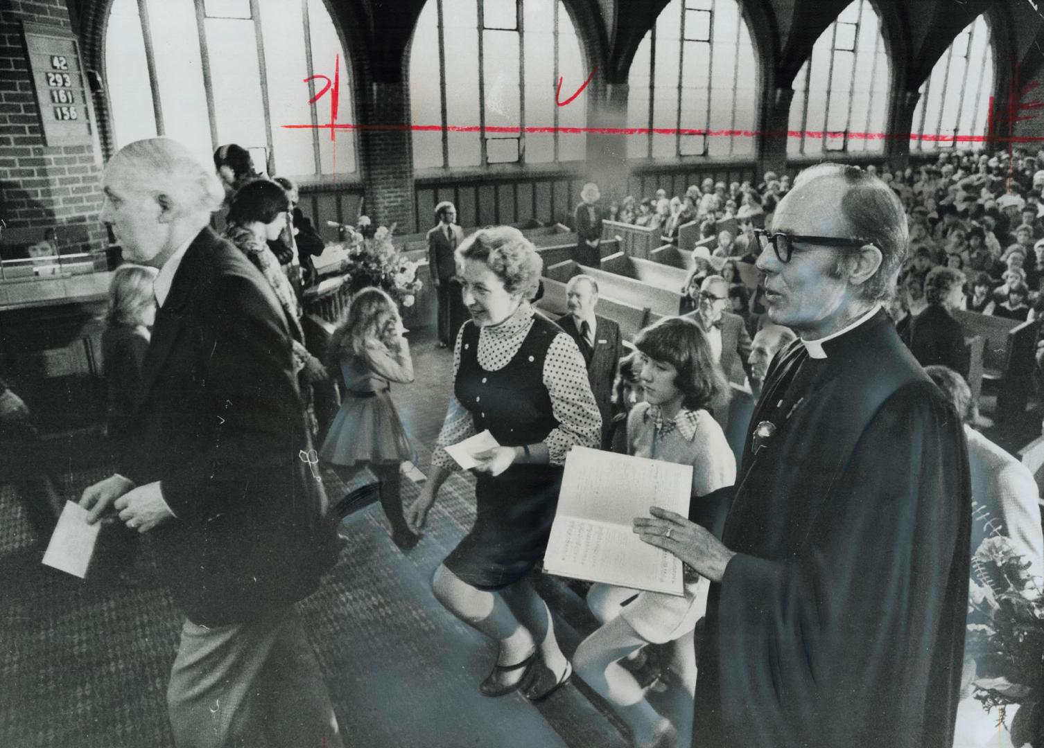 Filing Past Rev. Ben Hodder, members of his congregation at Kew Beach United Church yesterday turn in $11,196 which they had made from the $2,750 he g(...)