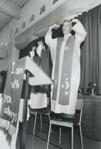 A mass with gestures: Rev. Peter Monte (right), provincial Roman Catholic chaplain for the deaf, sings and uses sign language during a mass for both t(...)