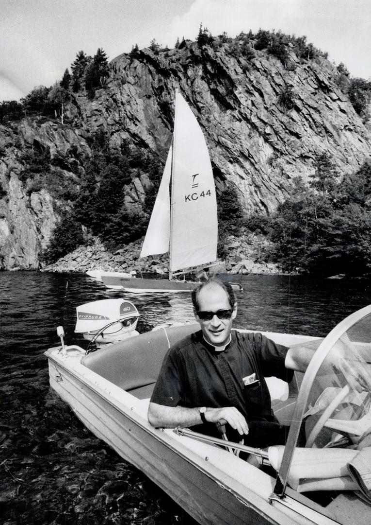 Boat is the only way for Rey, David Sinclair to visit some of his summer parishioners on Lake Mazinaw in Bon Echo Provincial Park north of Kingston. S(...)