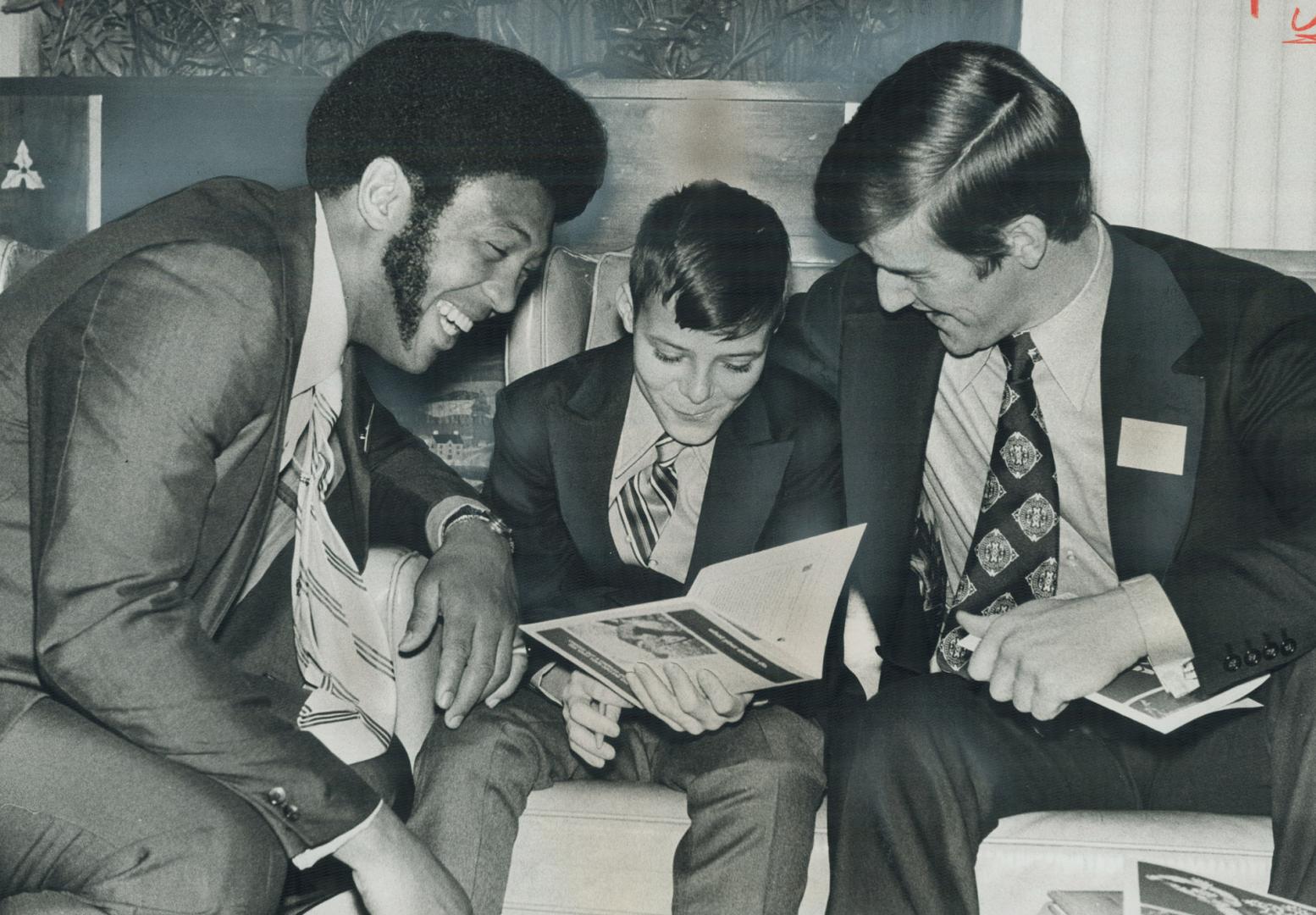 Heavyweight boxer Jimmy Ellis, left, former World Boxing Association champion, and Boston Bruin's wonderboy, Bobby Orr had plenty of time to talk to T(...)