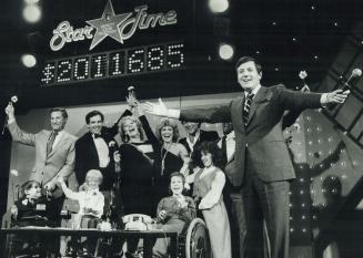 Sucess! Emcee Monty Hall, television personalities (from Left) Lloyd Bochner, Gene Taylor and Dinah Christie and the Variety Club kids were in great s(...)