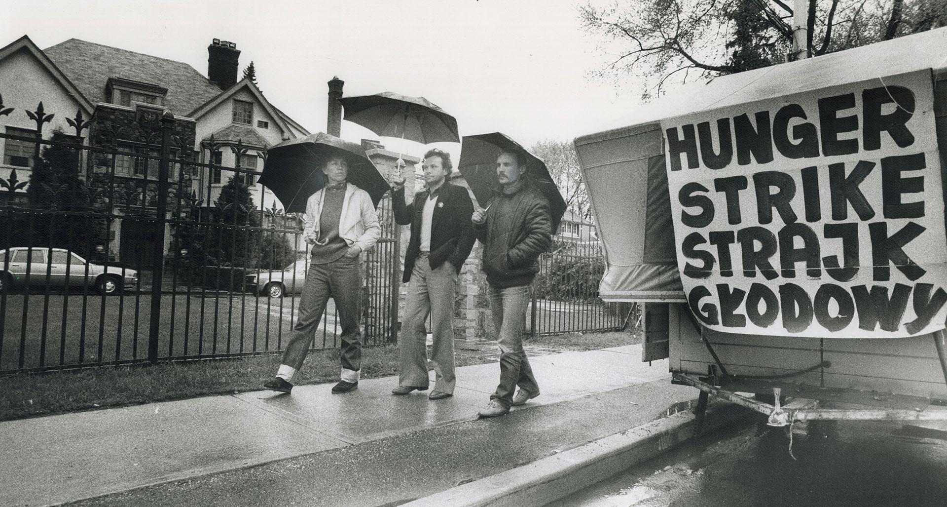 Hunger strikers want families freed, Polish refugees Grazyna Trzesicka, 34, Wladyslaw Sliwa, 29, and Zygmunt Augustyniak, 32, march in the rain outsid(...)