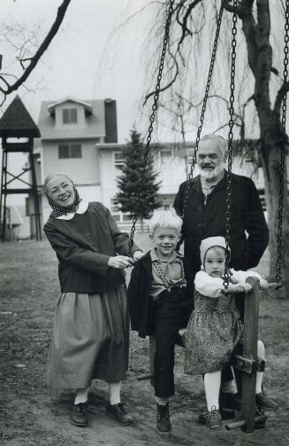 Ex-Ontarians James and Harriet Alexander share fun with their grandchildren, Leonard and Harriet Ann King left, while Norann Mason and Rhoda Marchant,(...)