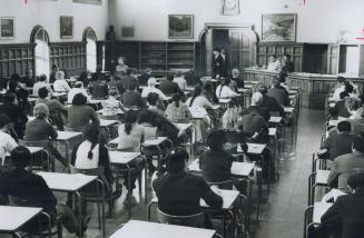 Sitting for exams.Yesterday at the University of Toronto, about 150 immigrants to Ontario, all of them qualified doctors in their homelands, wrote qua(...)