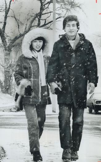 Walking in the first snow, they have seen, since they arrived in Canada about a month ago, Teruya Harada, 29, and his wife, Shizuko, 25, say they left(...)