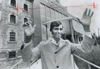 Happy to be free, Desmond Prashad, a 29-year-old immigrant from Guyana, gestures with joy as he leaves the Toronto Jail where he spent nearly seven we(...)