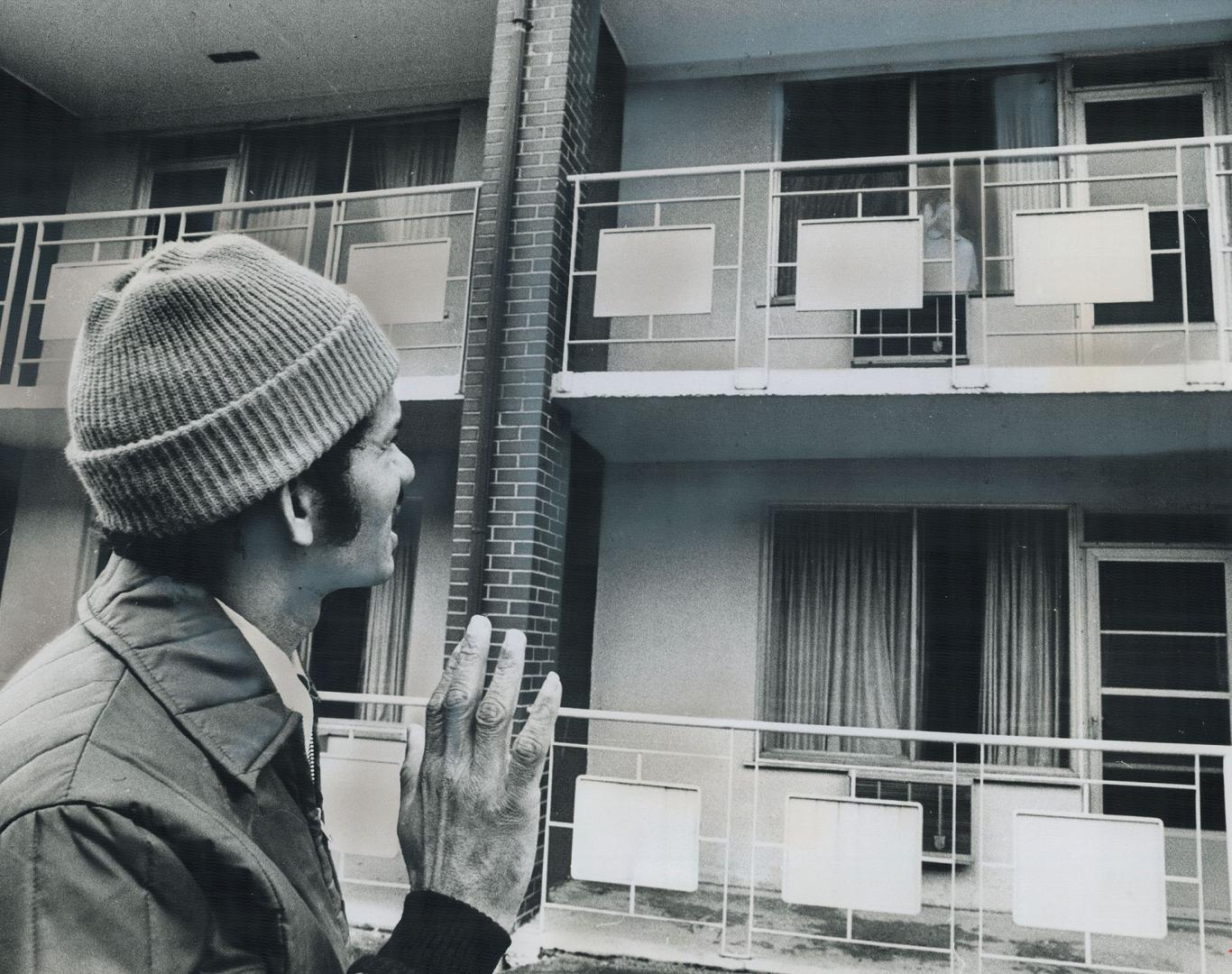 Trying to See his wife, Lesley, Eleocario Suero of Miami stands waving outside a motel near Toronto International Airport where she is locked up on or(...)