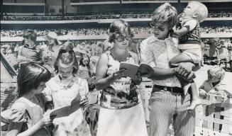 ead of thundering hooves, music re ands at Woodbine Race Track as Ontario district Jehovah Witnesses take over track for convention. Mr. and Mrs. Doug(...)