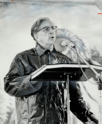 E. A. Noseworthy, of Toronto, preaches in the rain to about 29,000 men, women and children at the Jehovah's Witnesses' Divine Assembly yesterday at Wo(...)