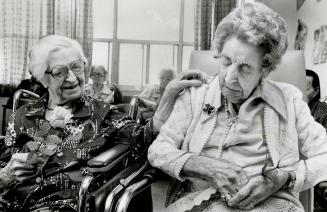 Photo time, Alice Lynes, 100, tells Alice McFarlane, 105, to wake up and the pose for the camera, but she prefers to snooze through the picture-taking(...)