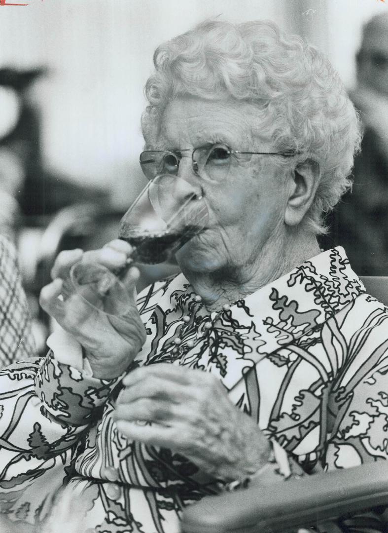 She has no advice for the young, says Hannah Bradford while sipping some wine as she celebrates her 107th birthday yesterday: In fact, if you offered (...)