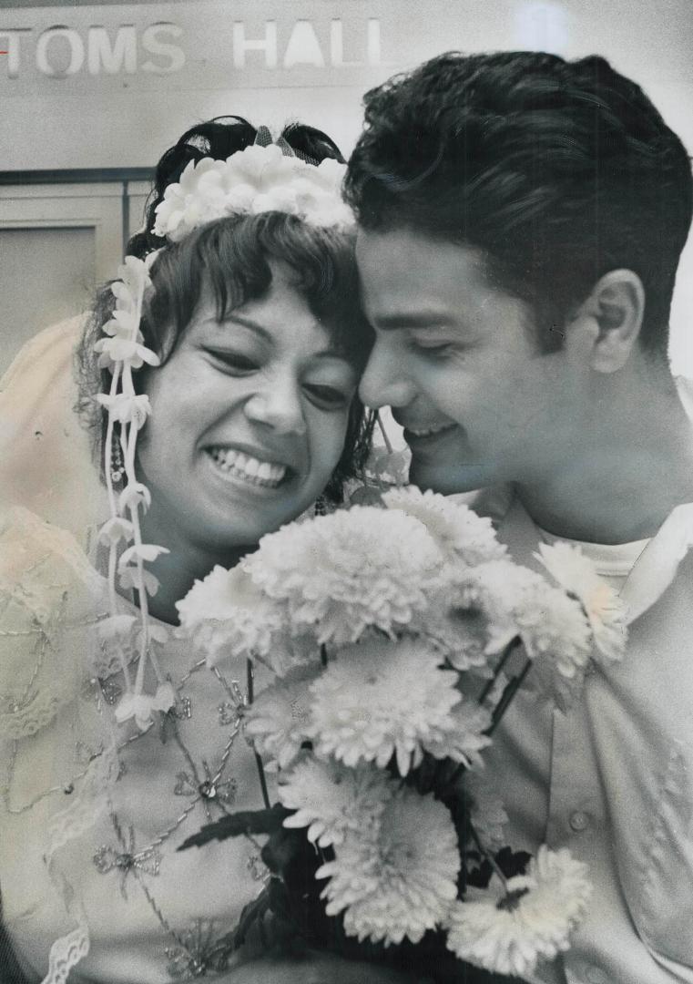 3 years later, the bride arrives, Queen's University graduate student Samir Fahmy Abdel Hady hugs the bride he married in 1968, 20-year-old Fatna, aft(...)