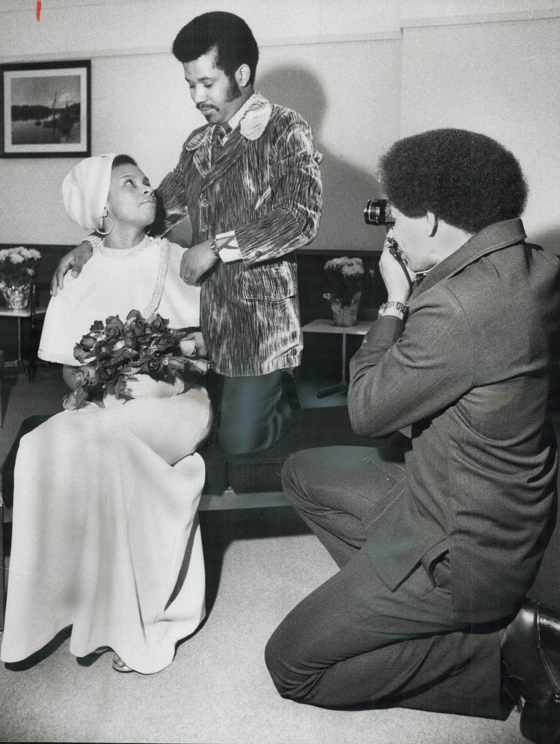 Married in the old city hall on the last day of the year, Lynette Taylor and Carl Harding posed for a wedding picture taken by their friend Samuel Spr(...)