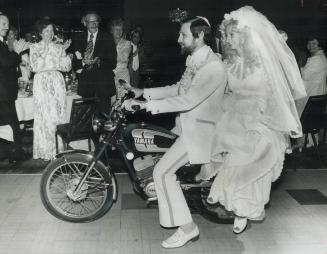 A wedding caper, Dr. Raymond Sugar, a North York dentist, proposed to Shelly Elias via the electronic sign in Maple Leaf Gardens during a hockey game (...)