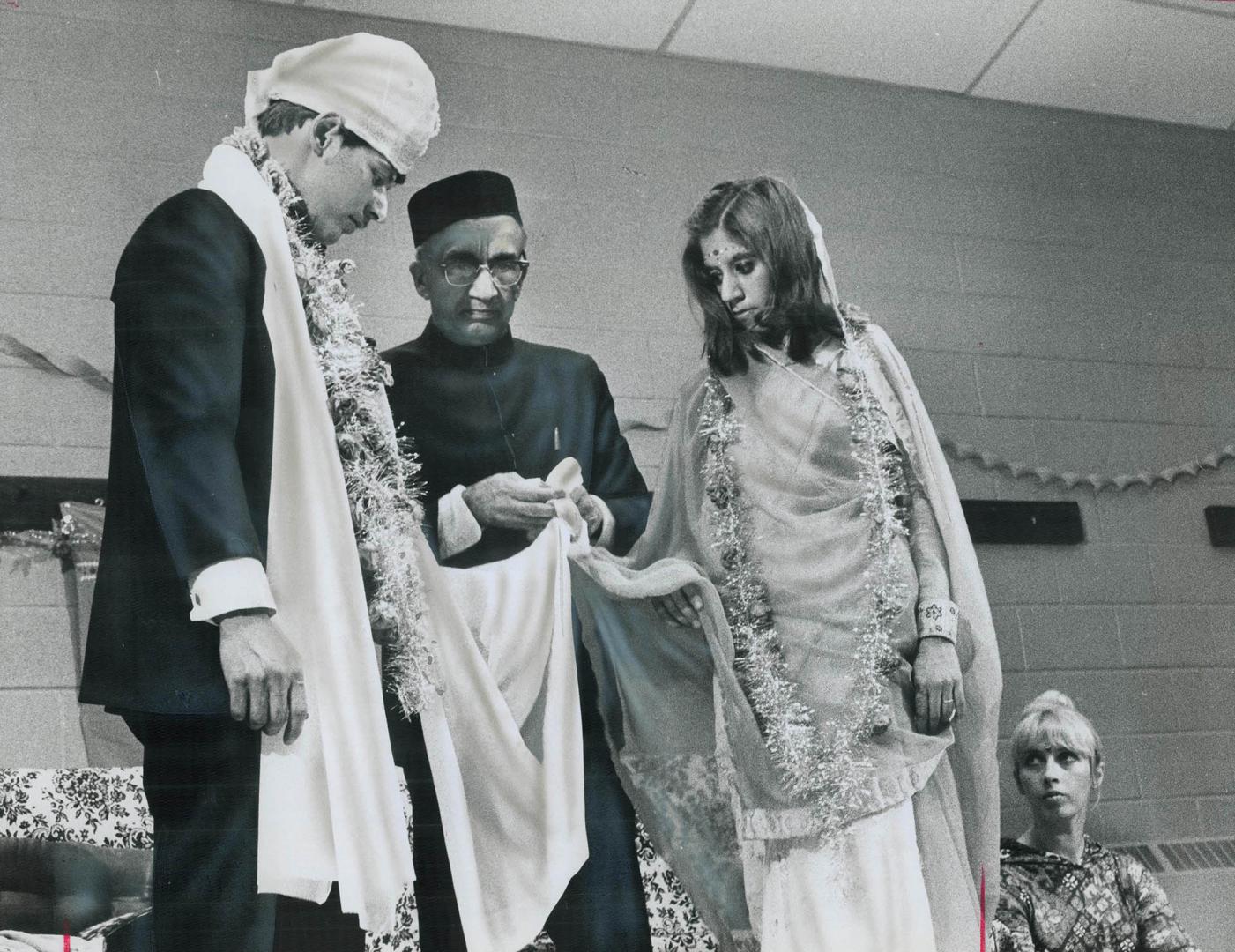 Datta Tembe joins the couple's wedding shawls with knot, This step called saptadi represents the permanence of marriage