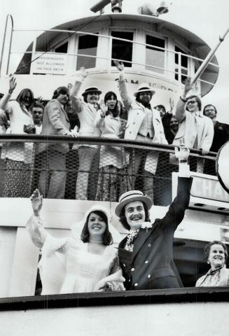 On the island Ferry Sam McBride, cruising among the Toronto Islands, Valerie Paul and Michael Fletcher were married over the weekend. The guests had b(...)