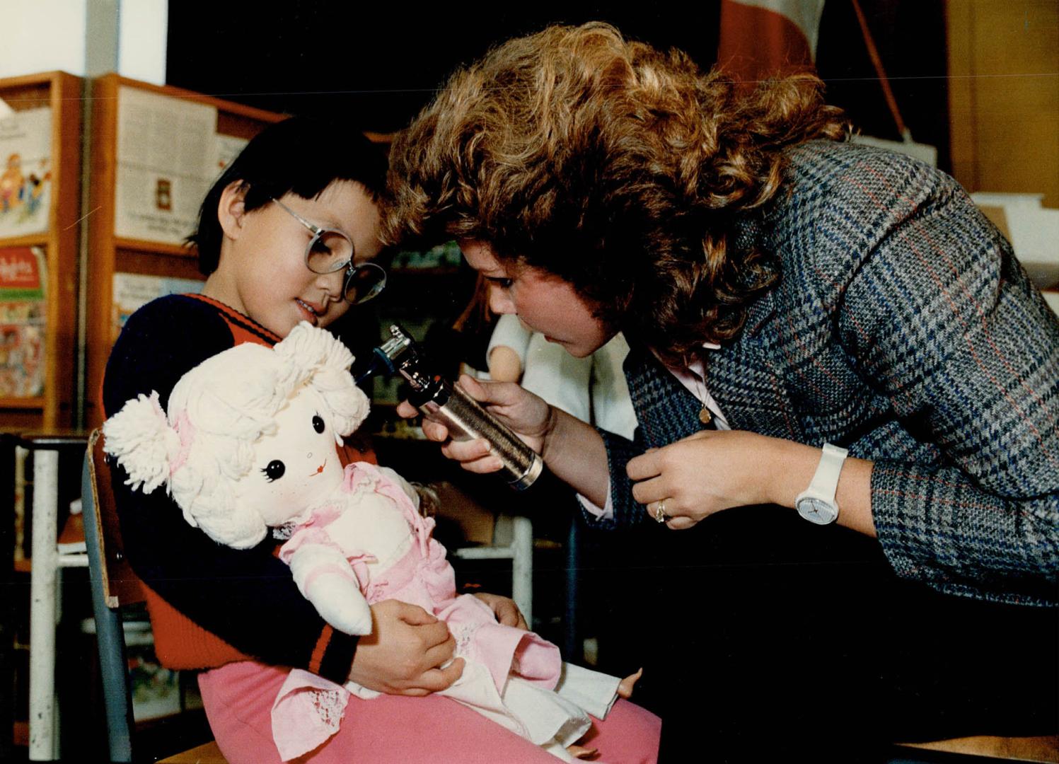 3 eardrops twice a day, Vinnie, Two nurses from the Toronto Board of Health visited Grades 1 and 2 at King Edward Public School on Lippincott St. rece(...)