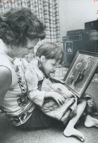 Cheryl wins dream and she and her mother, Mary, view a picture of Johnny Cash after learning they'll be flown to the singer's next concert. Mrs. Fonta(...)