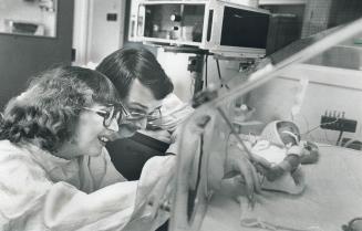 A touch to remember, Yesterday was a banner one for Sandy and Roger McKinnon, a Bramalea couple whose world crashed last week when doctors had to perf(...)